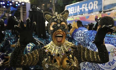 carnaval mulher pelada|Relembre musas que desfilaram praticamente peladas no。